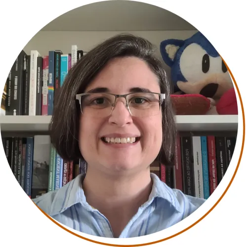 Marina Fontolan Profile Picture, blue collared shirt, books in background