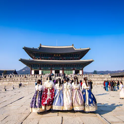 gyeongbokgung-palace-seoul with ladies in front